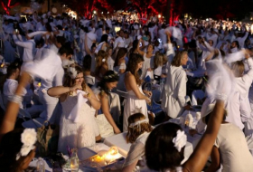 Dressed in white, thousands attend Parisian-inspired picnic in New York